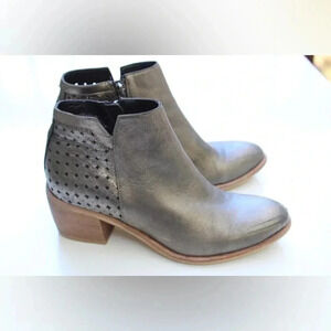 Silent D ankle boots
